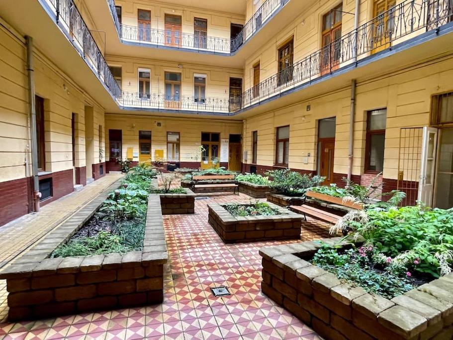 R9 Free Parking Garage Budapest