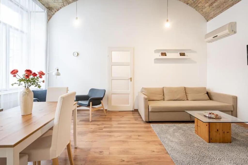 24h Self Check-in Center Near Opera Apartman Budapest
