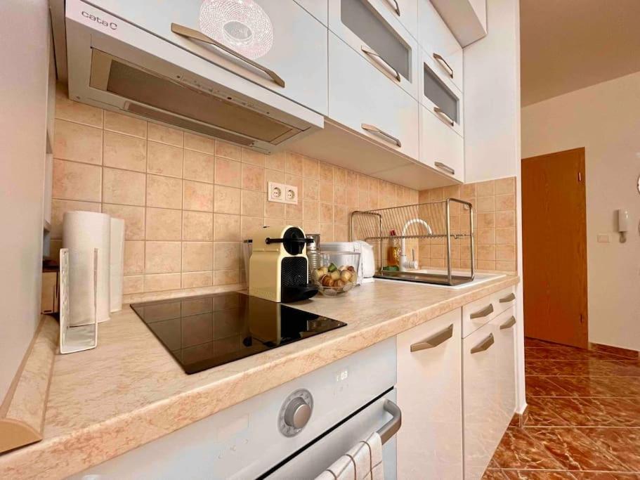 Tk Stylish Free Private Parking Garage Apartment *