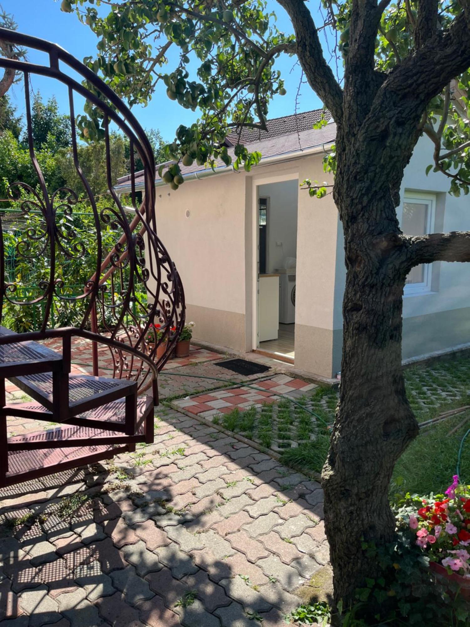 Rose Apartment With Garden & Free Parking Apartmán Budapest