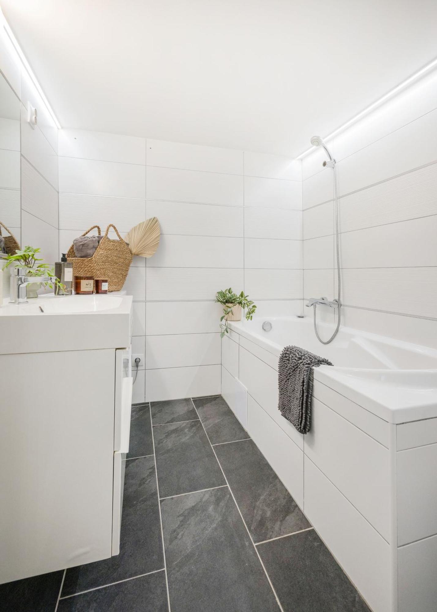 Chic 3br Heart Of District 7- Gem Apartment Budapest