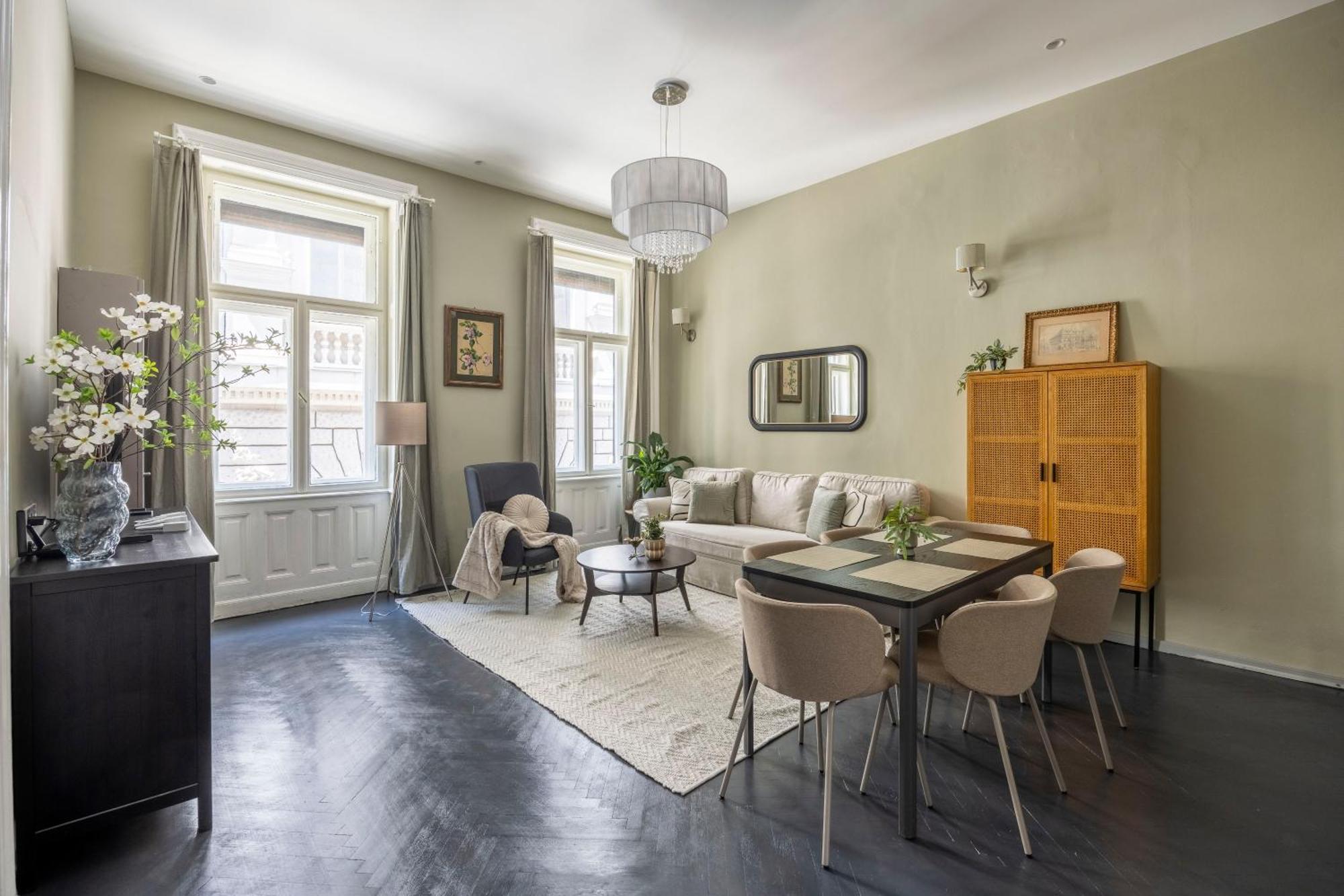 Charming Art Deco Style In The Heart Of Budapešť