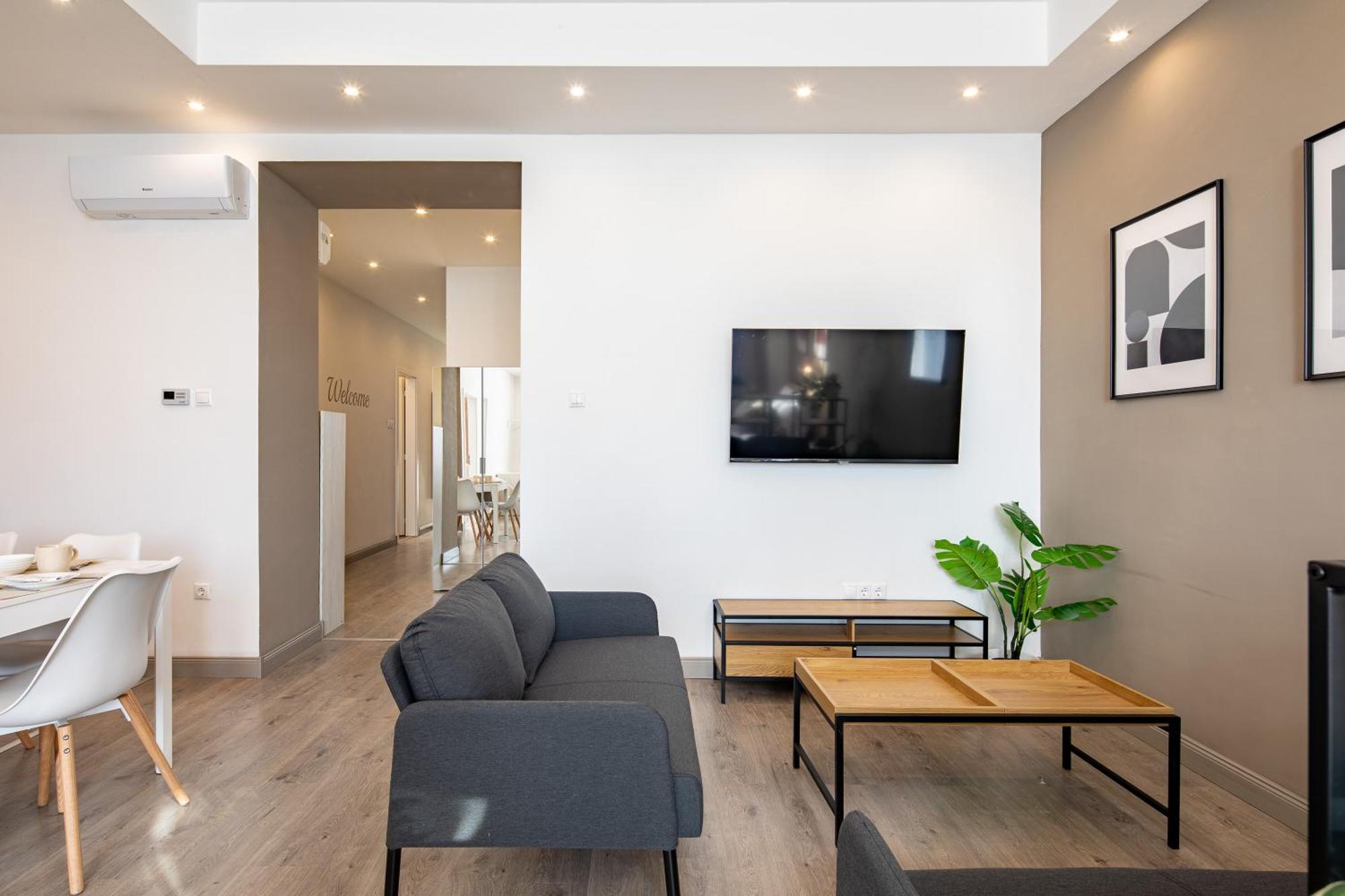 Sunny Three Bedroom Apartment *