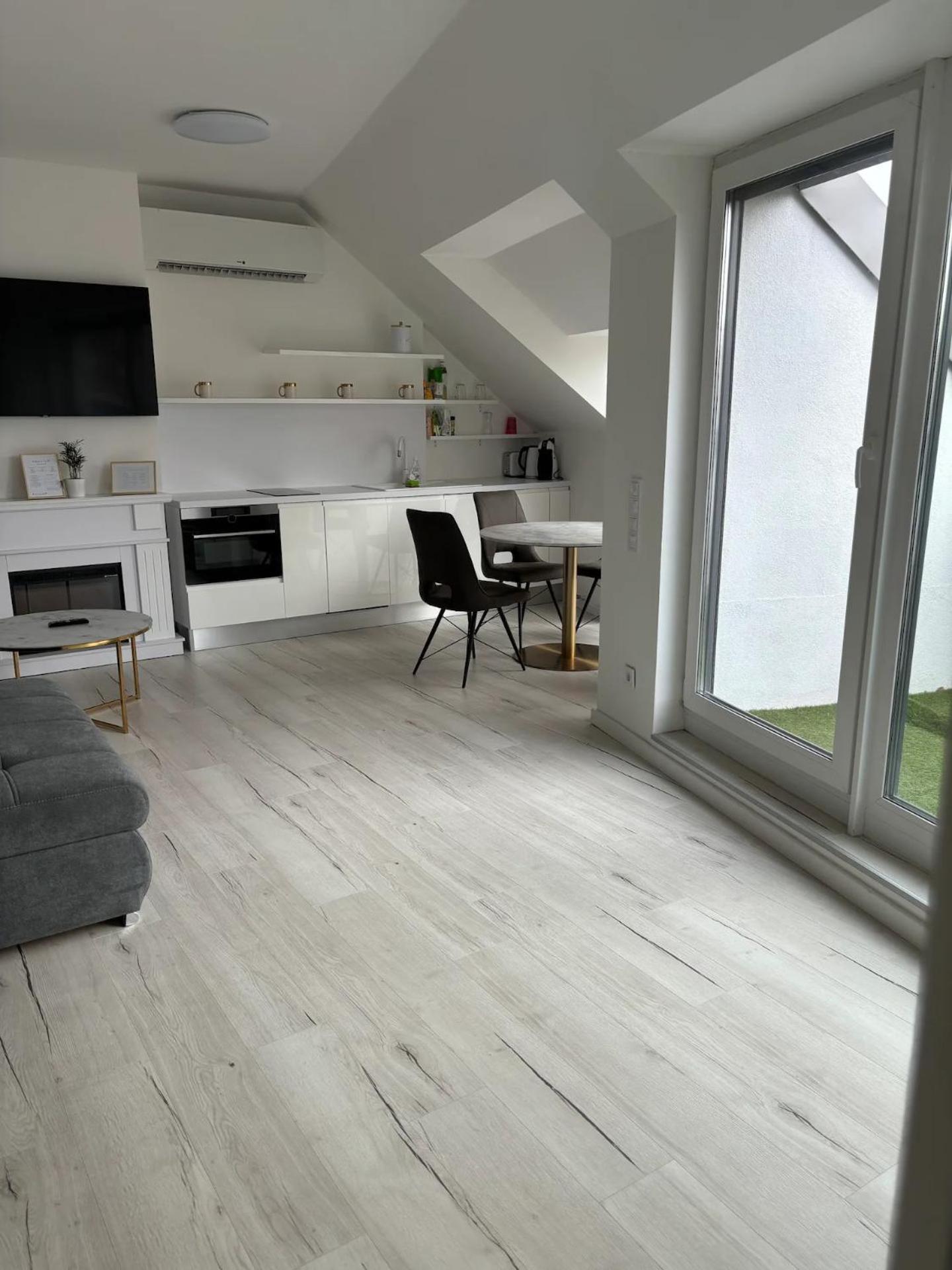 Elisabeth White With Parking Apartment Budapest