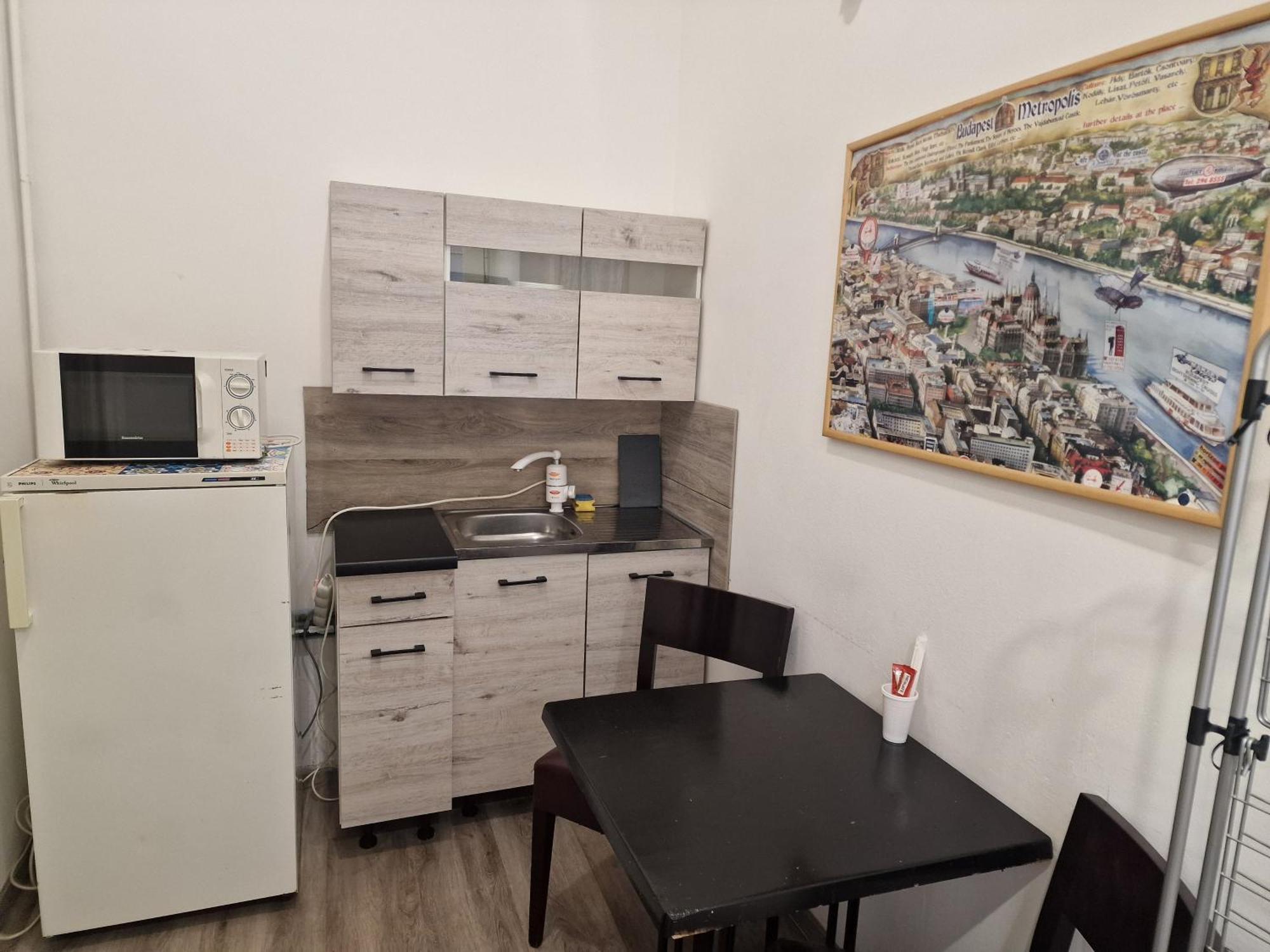 4 2. * Budapeszt