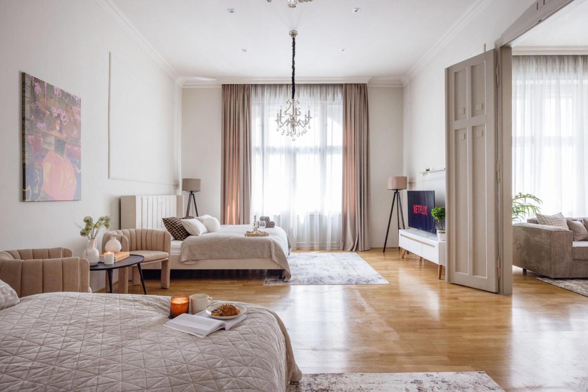 Timeless Elegant By Opera House Apartment