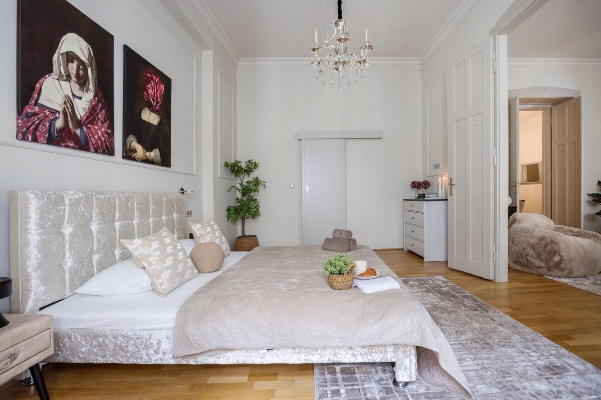 Timeless Elegant By Opera House *