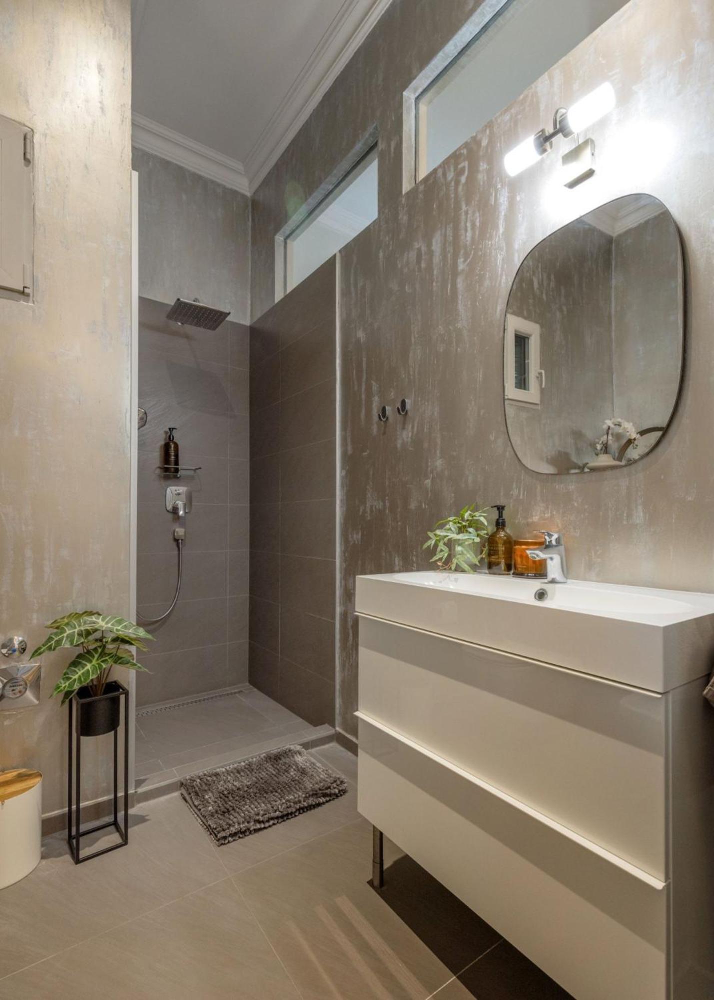 Timeless Elegant By Opera House Apartment Budapest