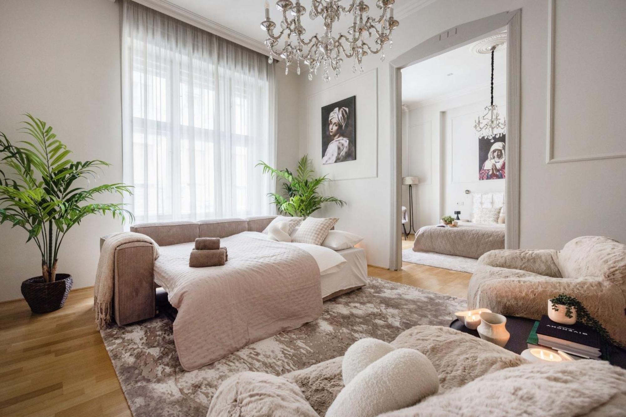Timeless Elegant By Opera House Apartment *