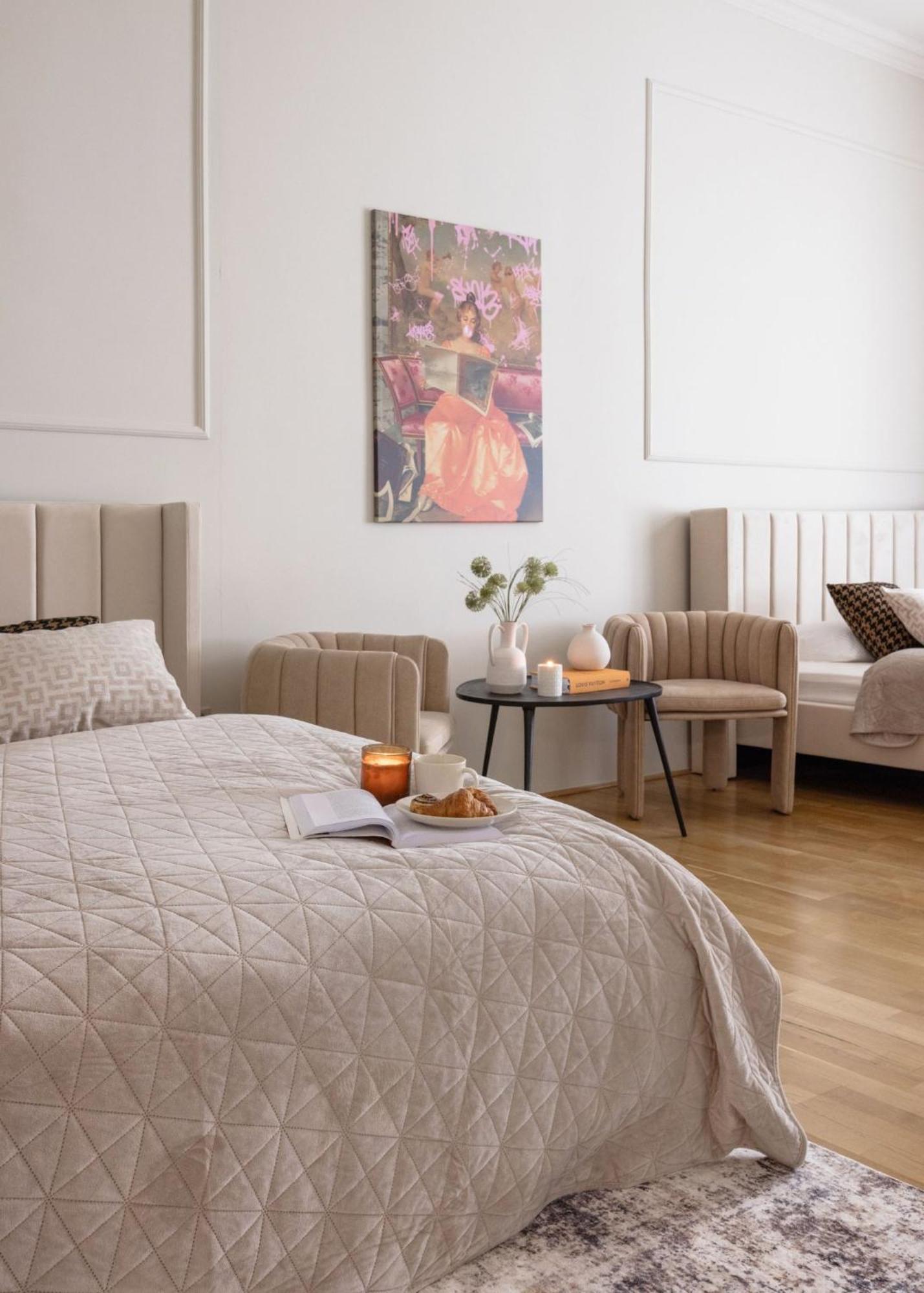Timeless Elegant By Opera House Apartment *