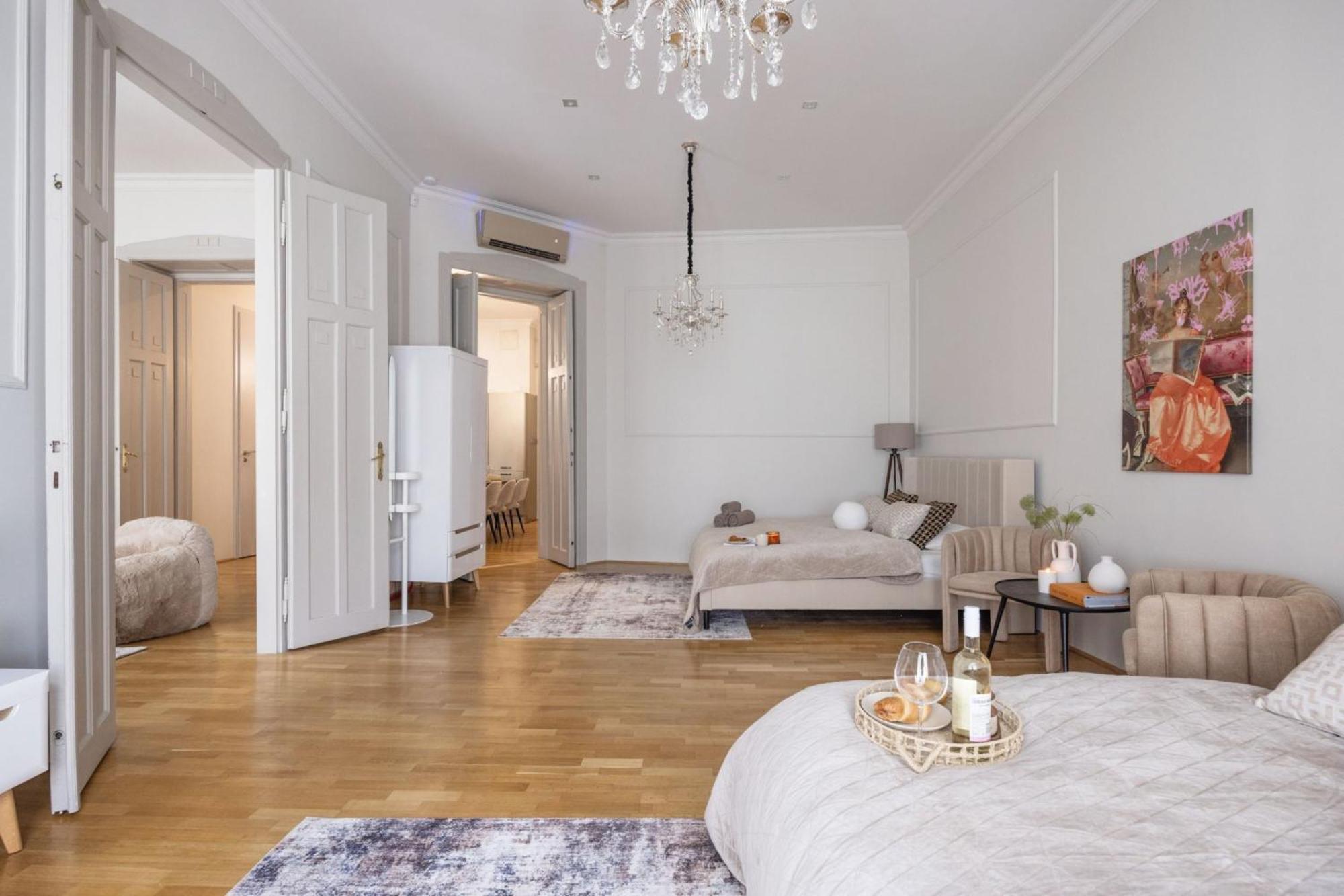Timeless Elegant By Opera House Apartment Budapest