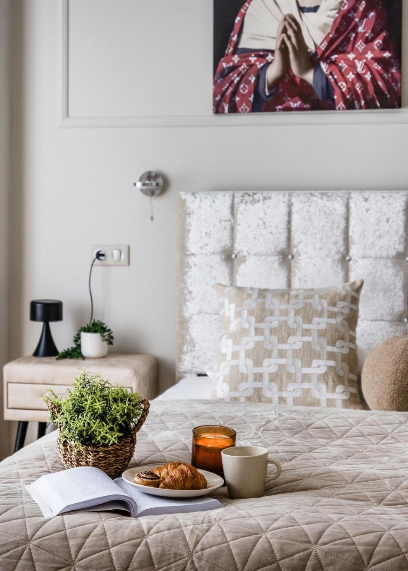 Timeless Elegant By Opera House Apartment
