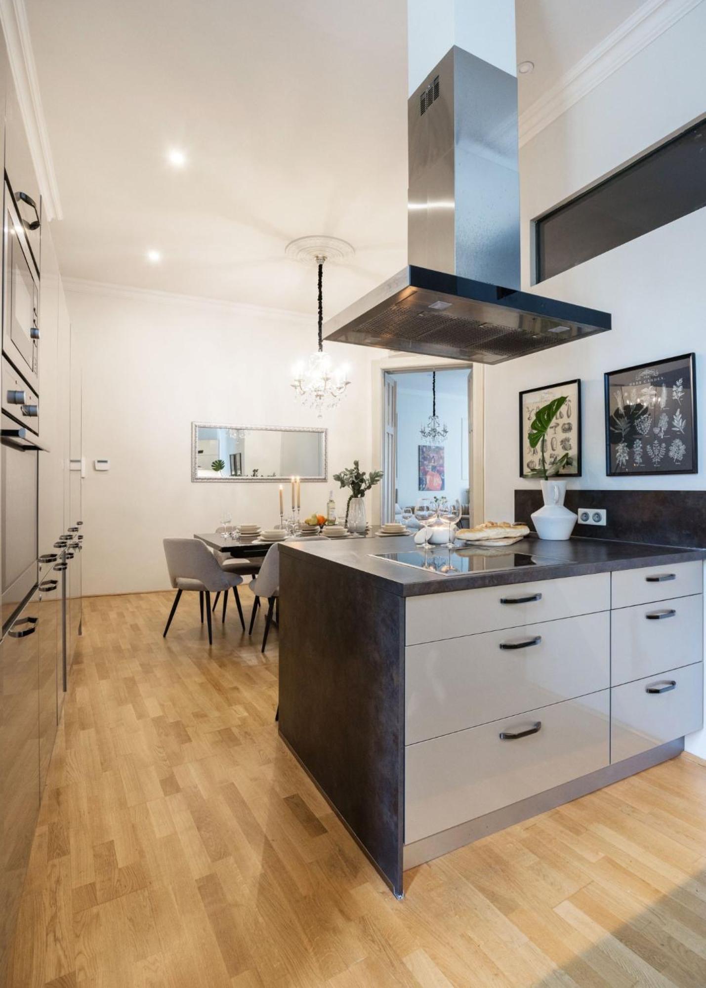 Timeless Elegant By Opera House Apartment *