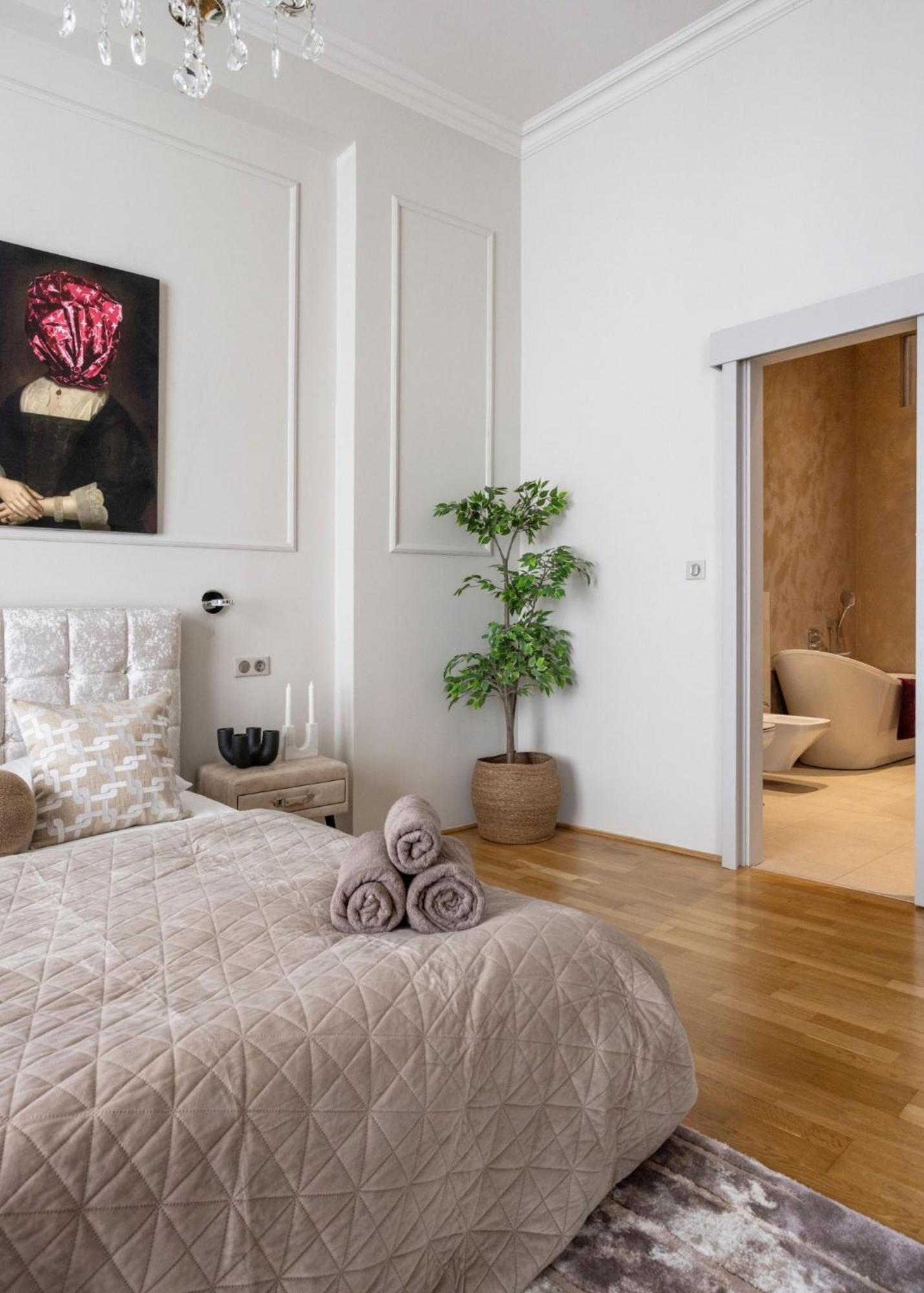 Timeless Elegant By Opera House *