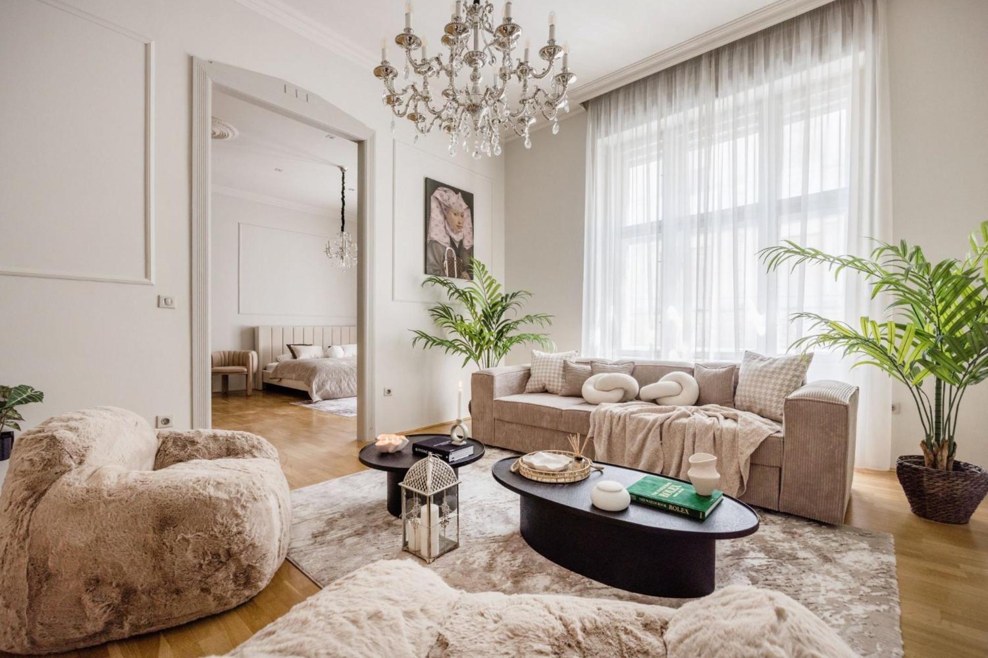 Timeless Elegant By Opera House Apartment Budapest