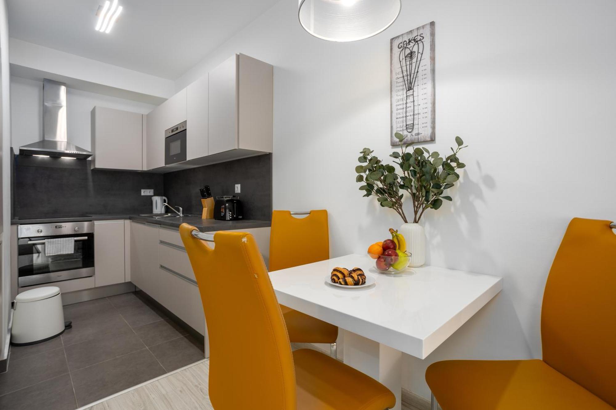 Luxury Atrium Residences Apartman