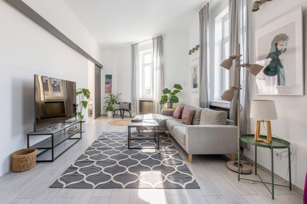 Quaint And Cozy 2-br In The Center