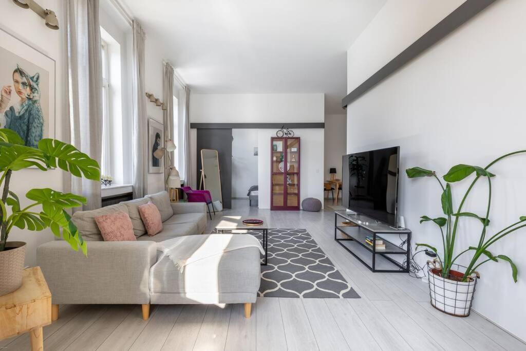 Quaint And Cozy 2-br In The Center *