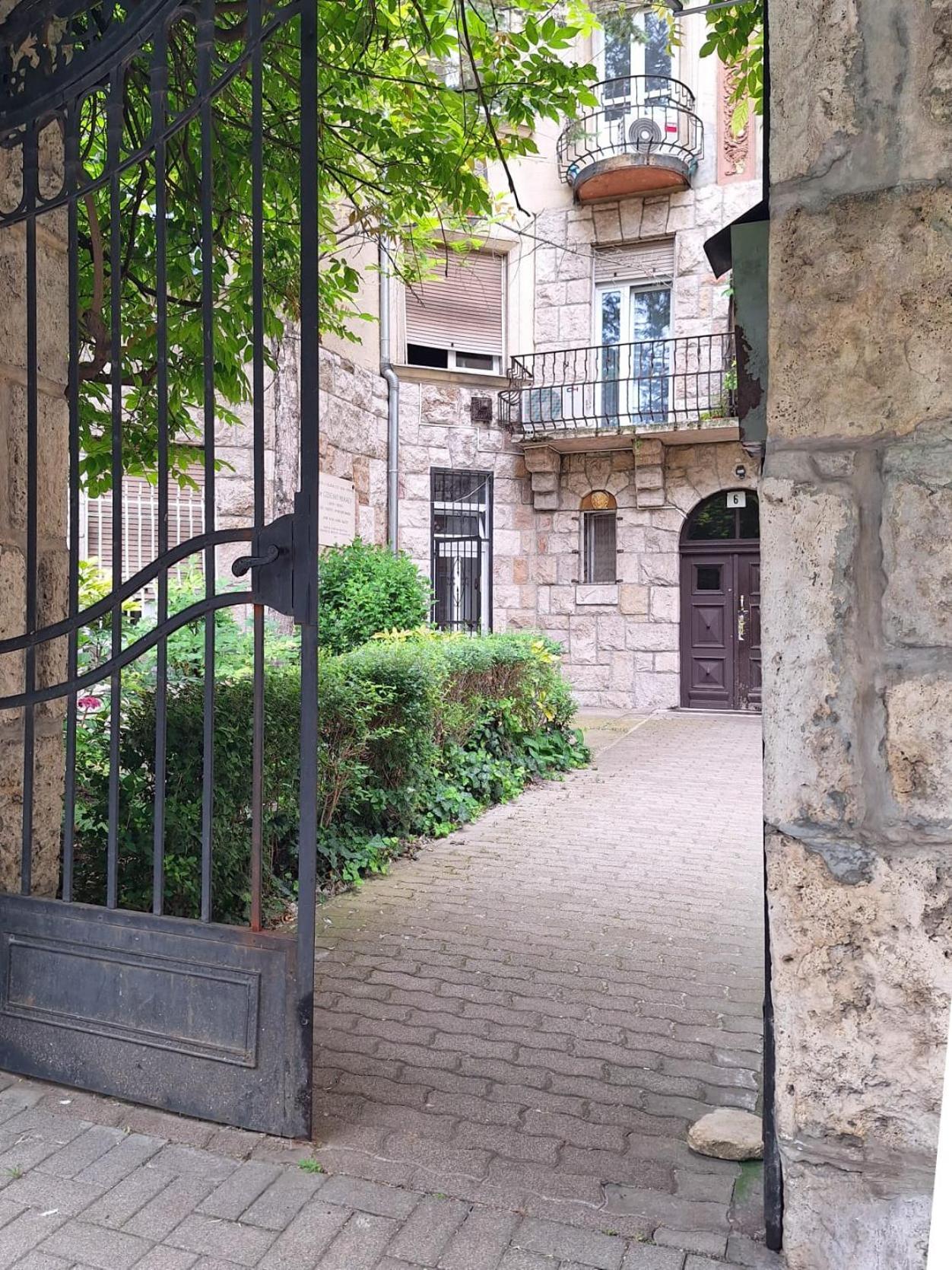 Modern Parkside Garden View Budapest