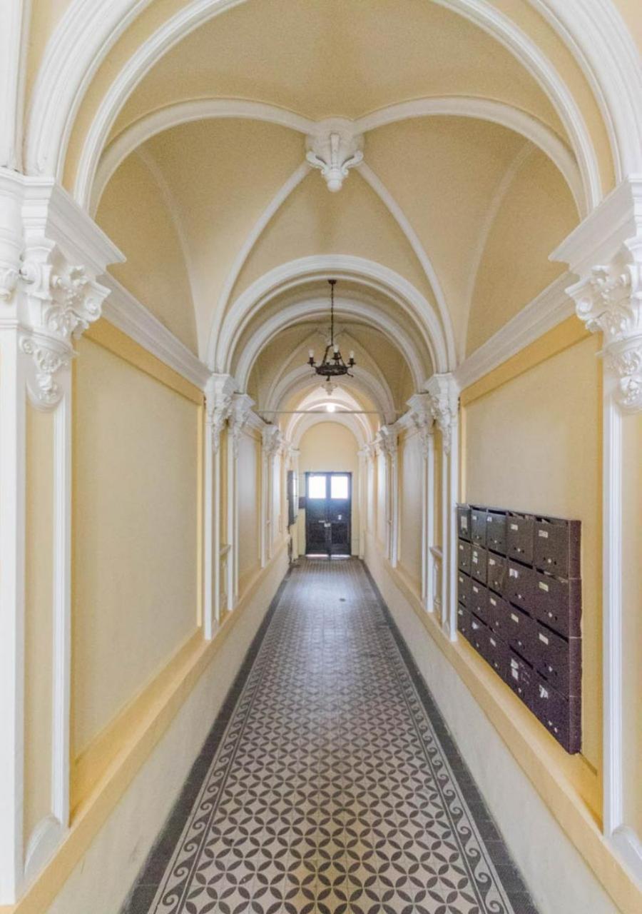 True Gem Downtown Next To Synagogue And Gozsdu Garden Area Lejlighed