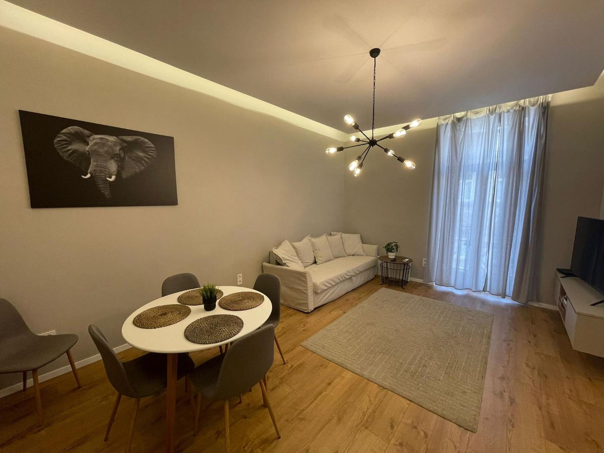 Center 2, Cozy And Modern 2br In The Center Appartement Boedapest