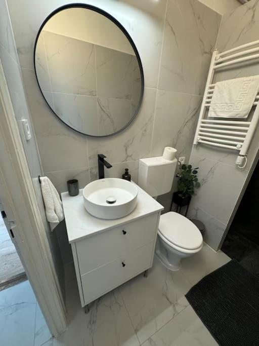 New Downtown With Hydromassage Shower, Terrace & Ac Apartment Budapest
