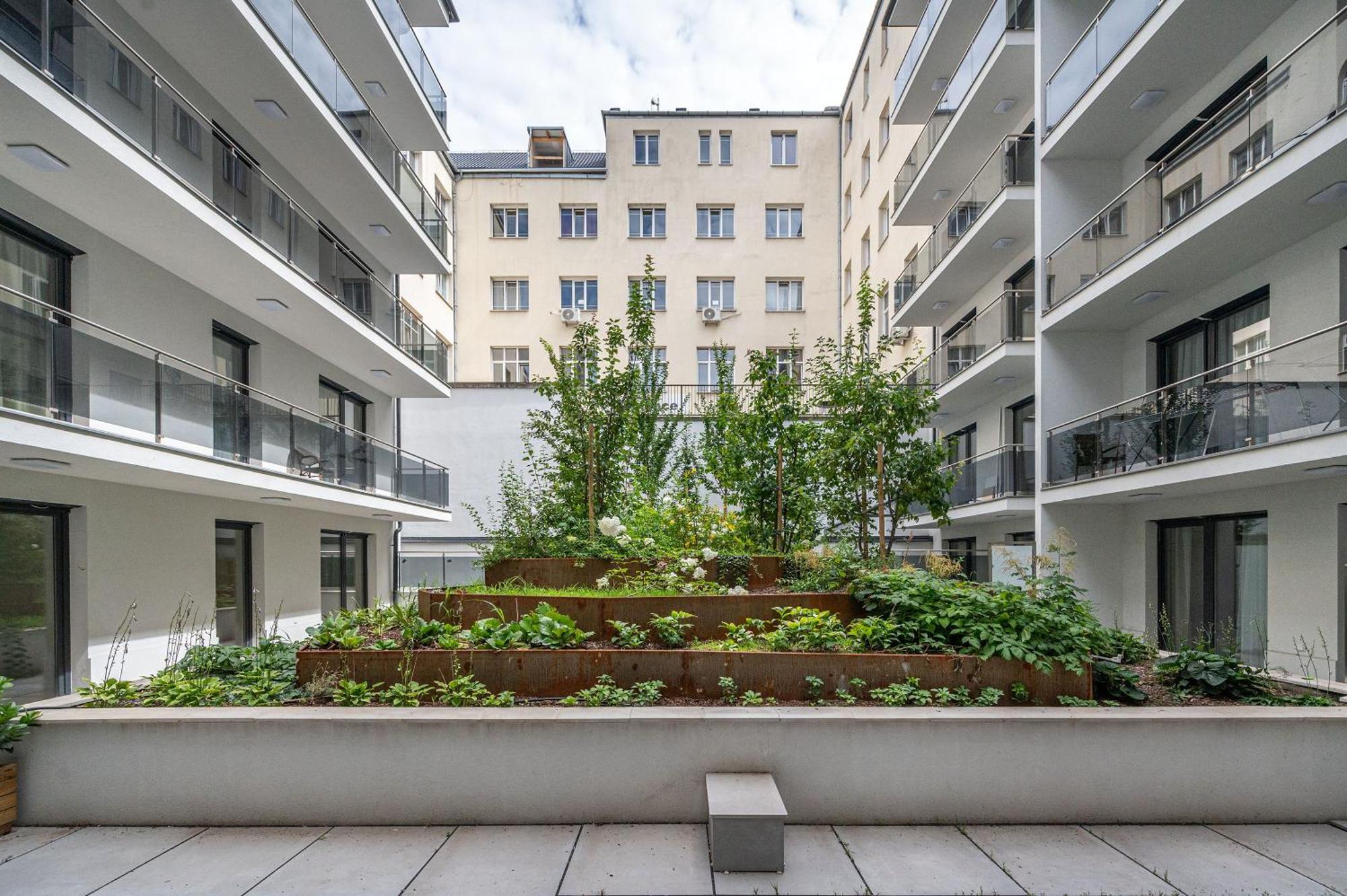 3 Bedroom W Garage And Balcony Budapest