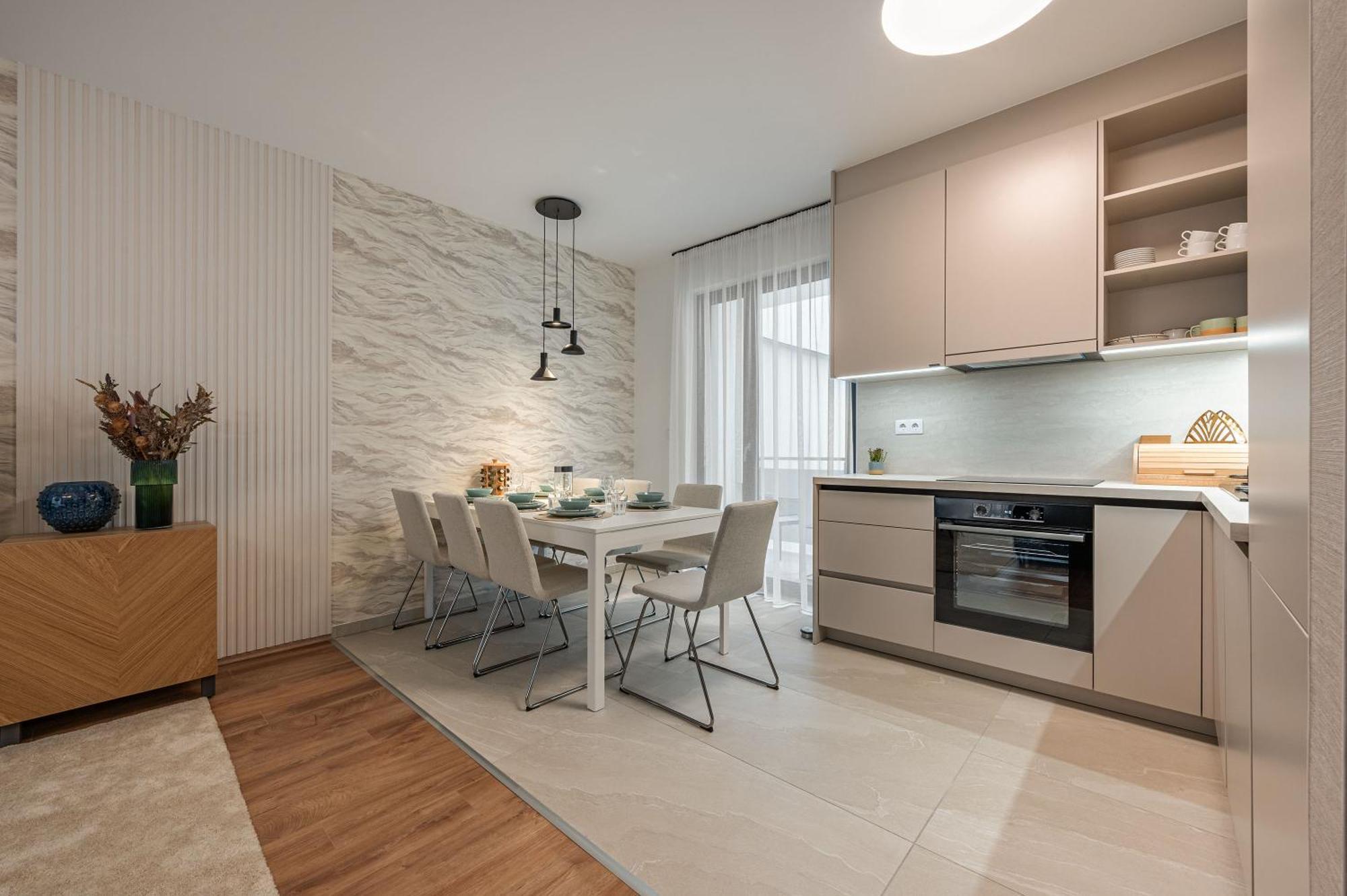 Appartement 3 Bedroom W Garage And Balcony *