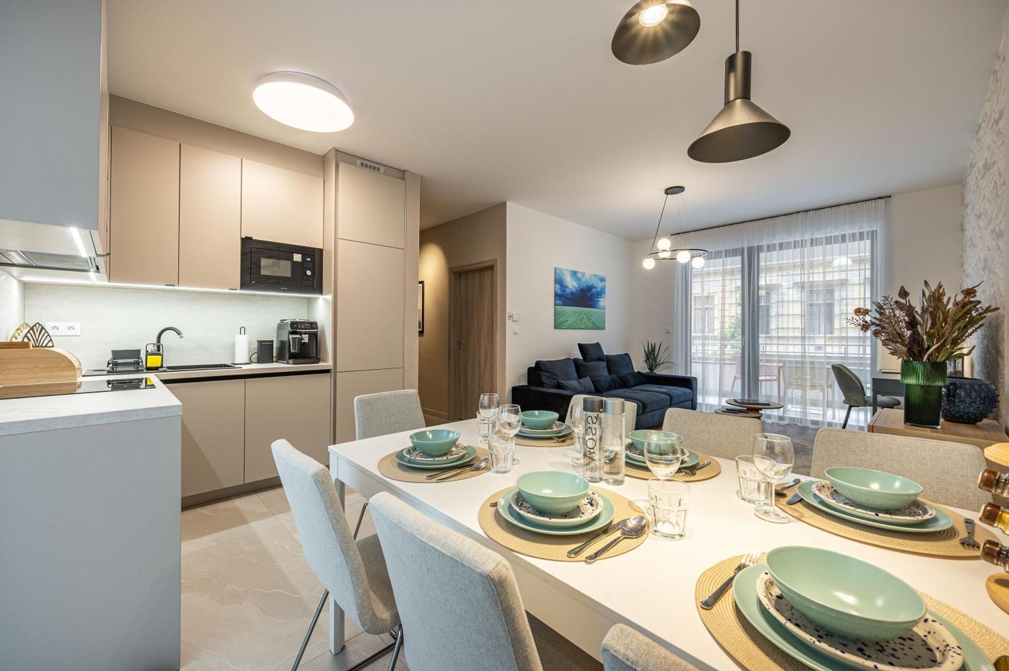 3 Bedroom W Garage And Balcony