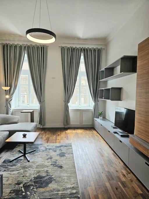 Lägenhet Luxury Flat In Downtown With Free Parking