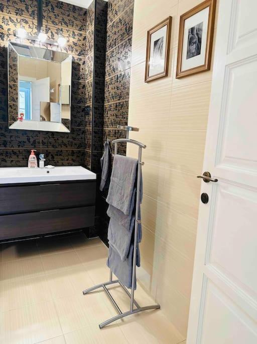 Lägenhet Luxury Flat In Downtown With Free Parking *