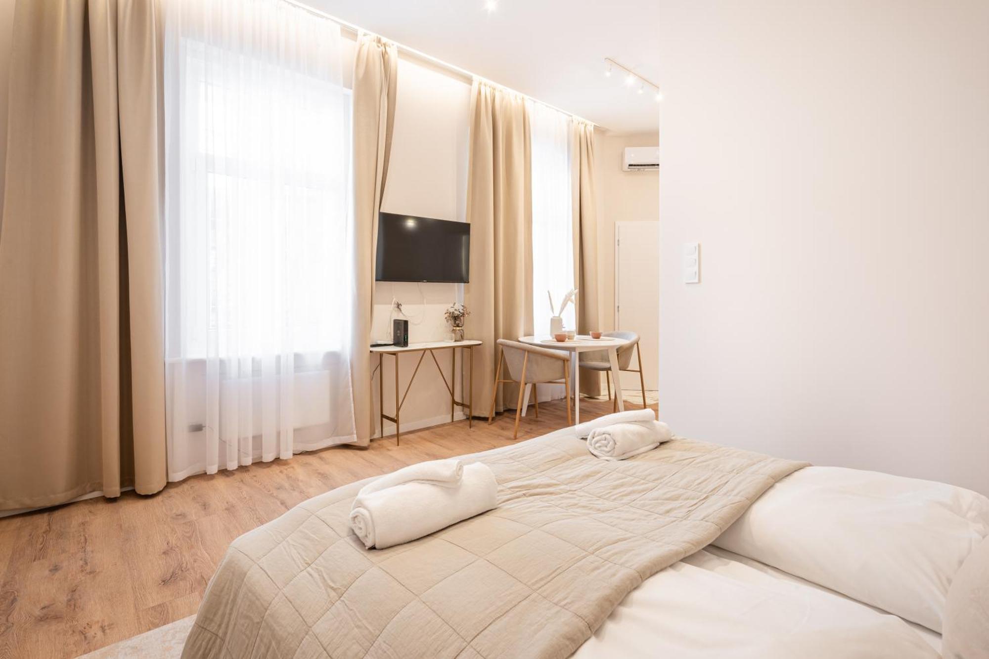 A43 - Akacfa Street Heritage - Location By Bqa Apartman *