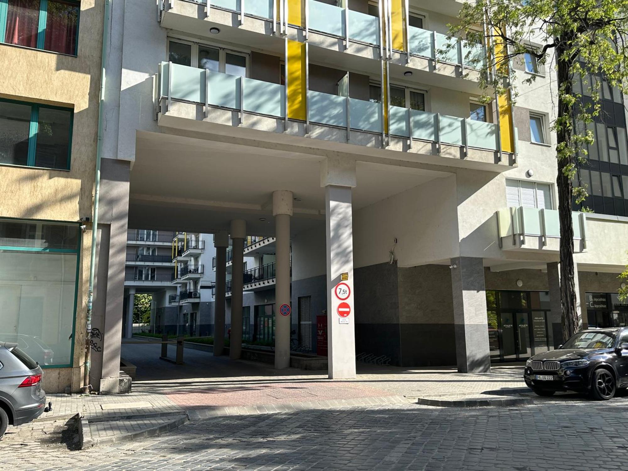 Design Near Park With Free Parking Apartmán *