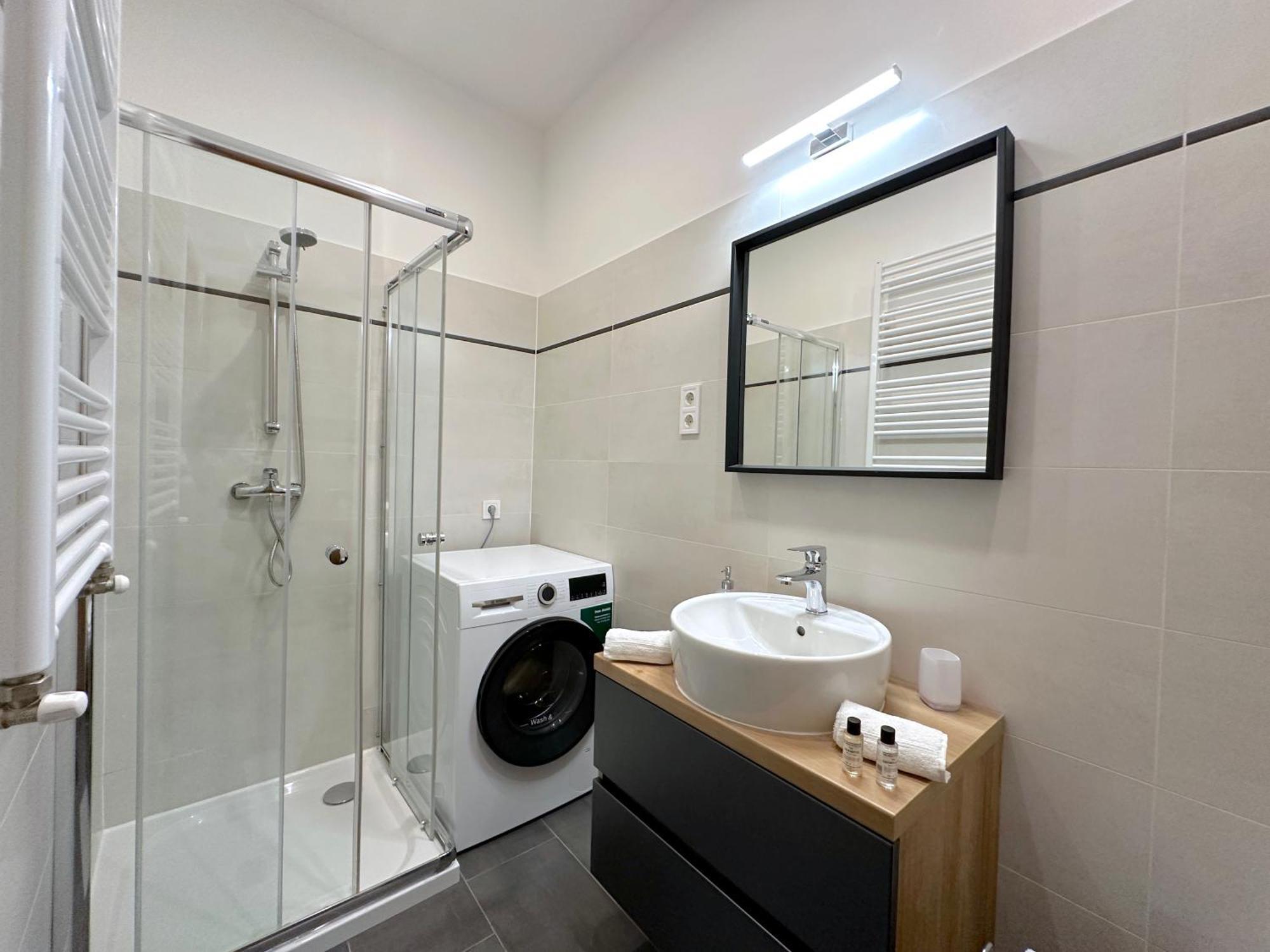 Lägenhet Lovely 3-bedroom In Downtown With Modern Design And Ac Budapest