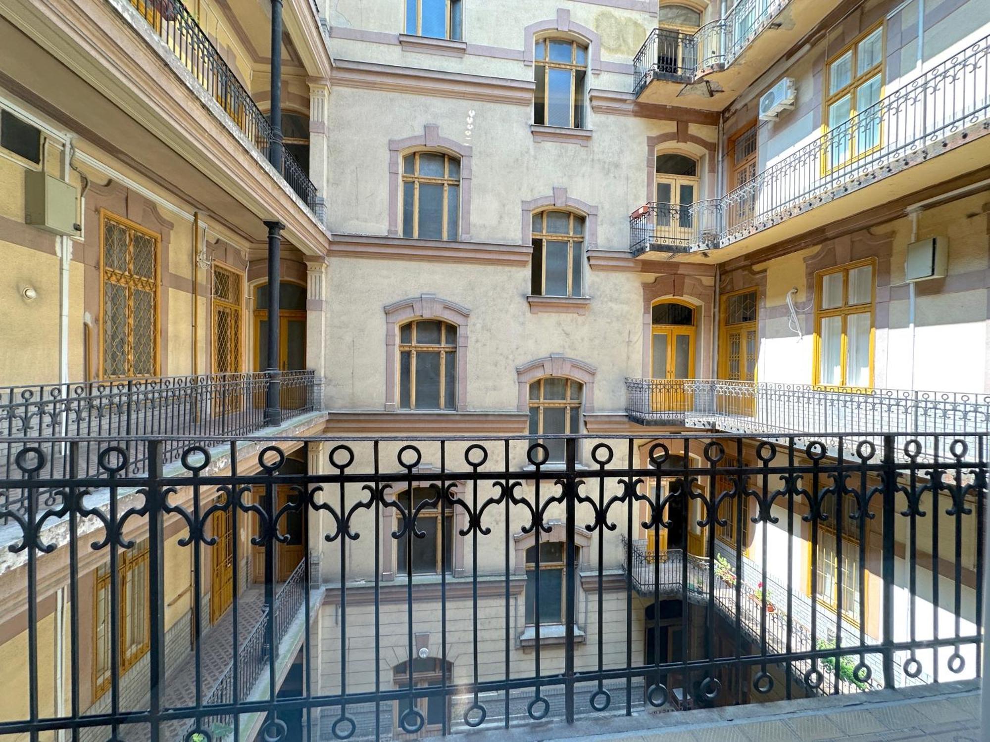 Apartament Lovely 3-bedroom In Downtown With Modern Design And Ac