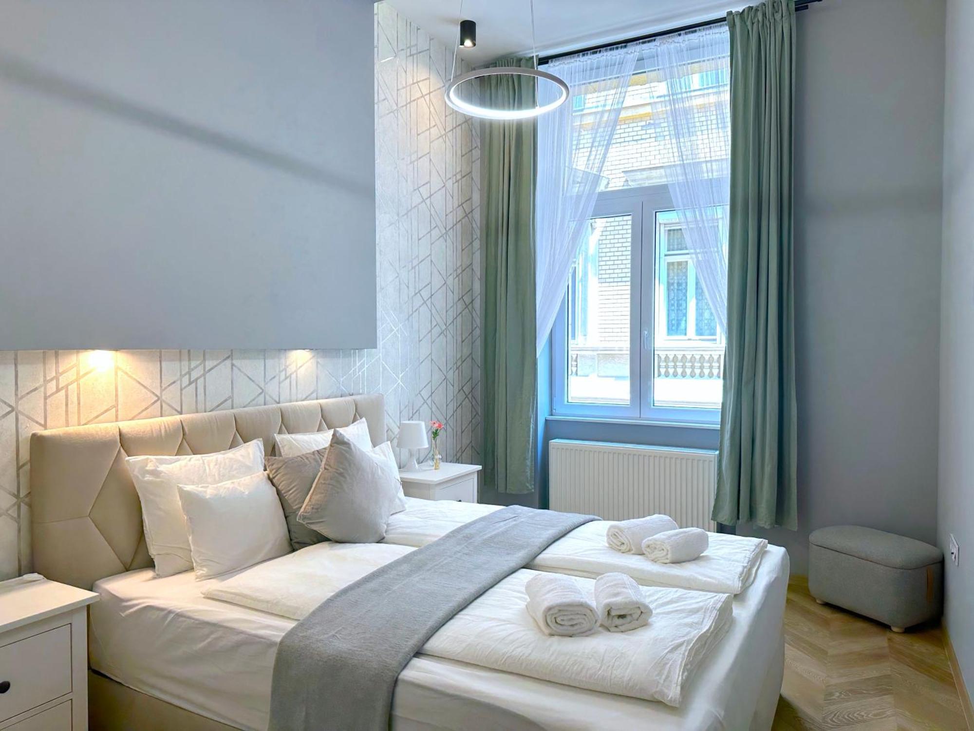Lovely 3-bedroom In Downtown With Modern Design And Ac Budapest
