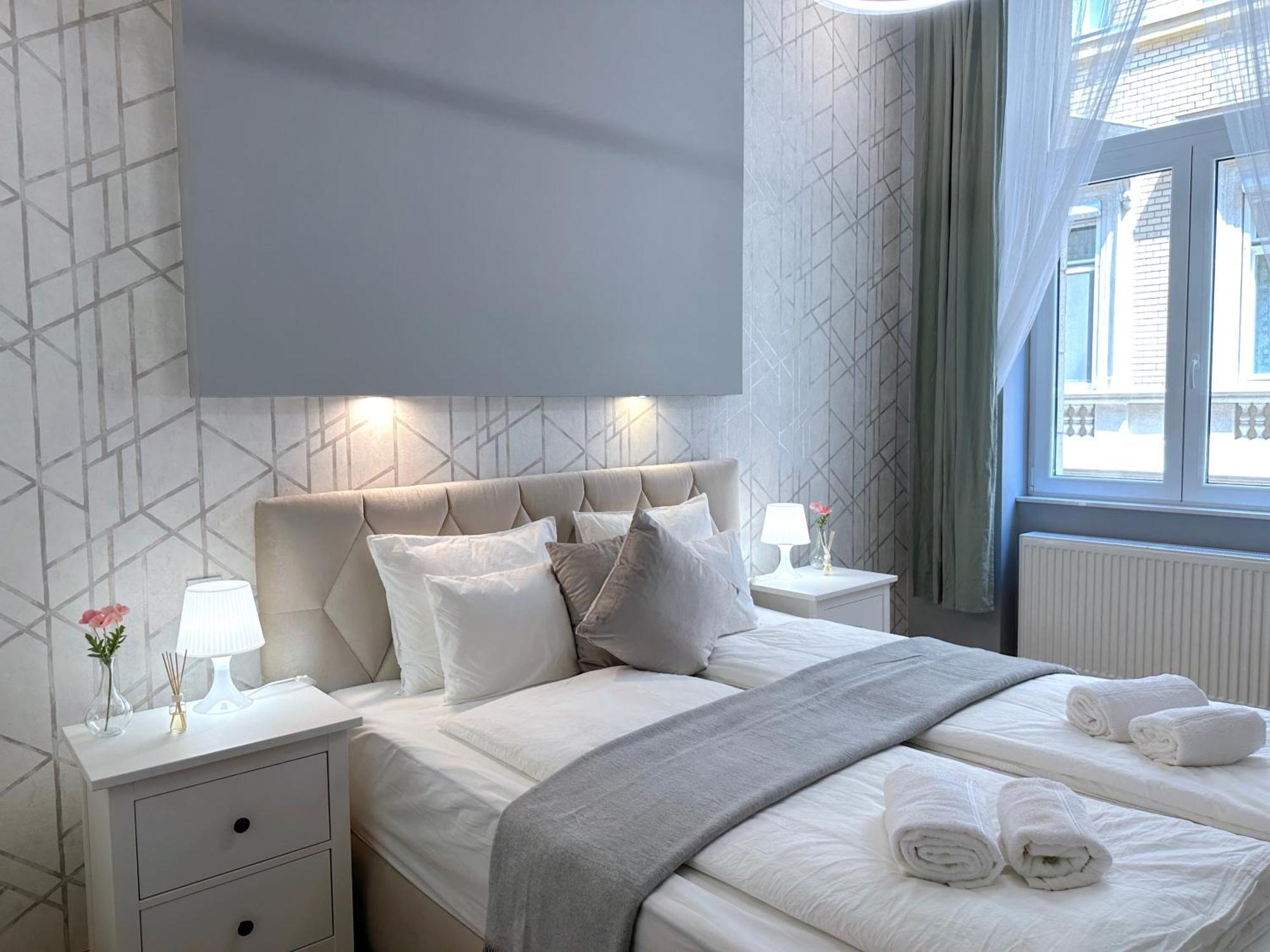 Lovely 3-bedroom In Downtown With Modern Design And Ac *