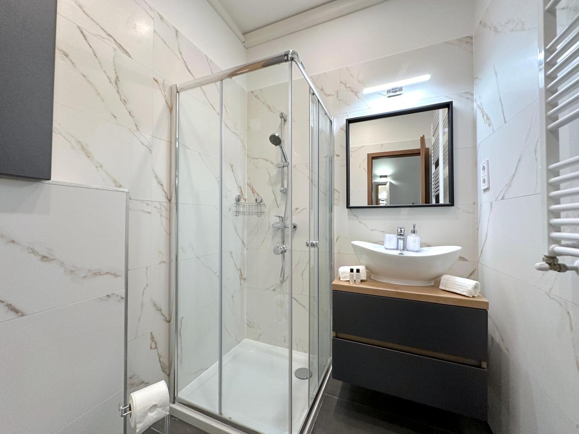 Lovely 3-bedroom In Downtown With Modern Design And Ac Lägenhet *