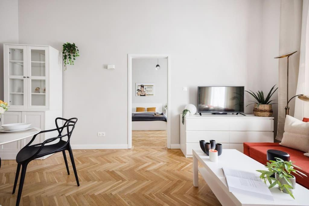 Dream In Budapest-steps To Budaeye &fashionst * Budapest