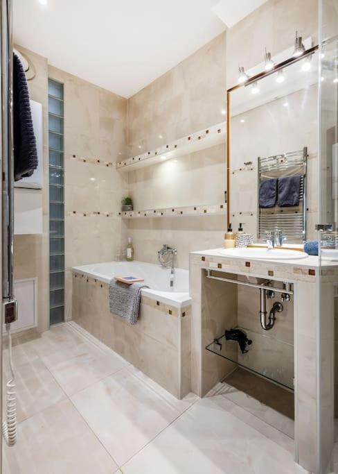 Relaxing Spacious Balcony Super Near Opera Appartamento *