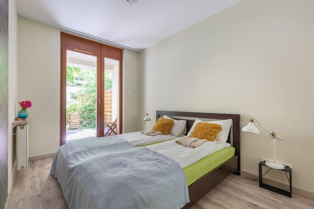 Charming With Quiet Garden In Downtown