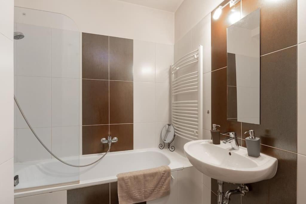 Charming With Quiet Garden In Downtown * Budapest