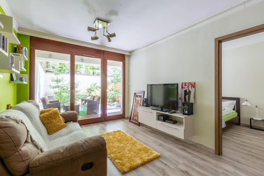 Charming With Quiet Garden In Downtown *