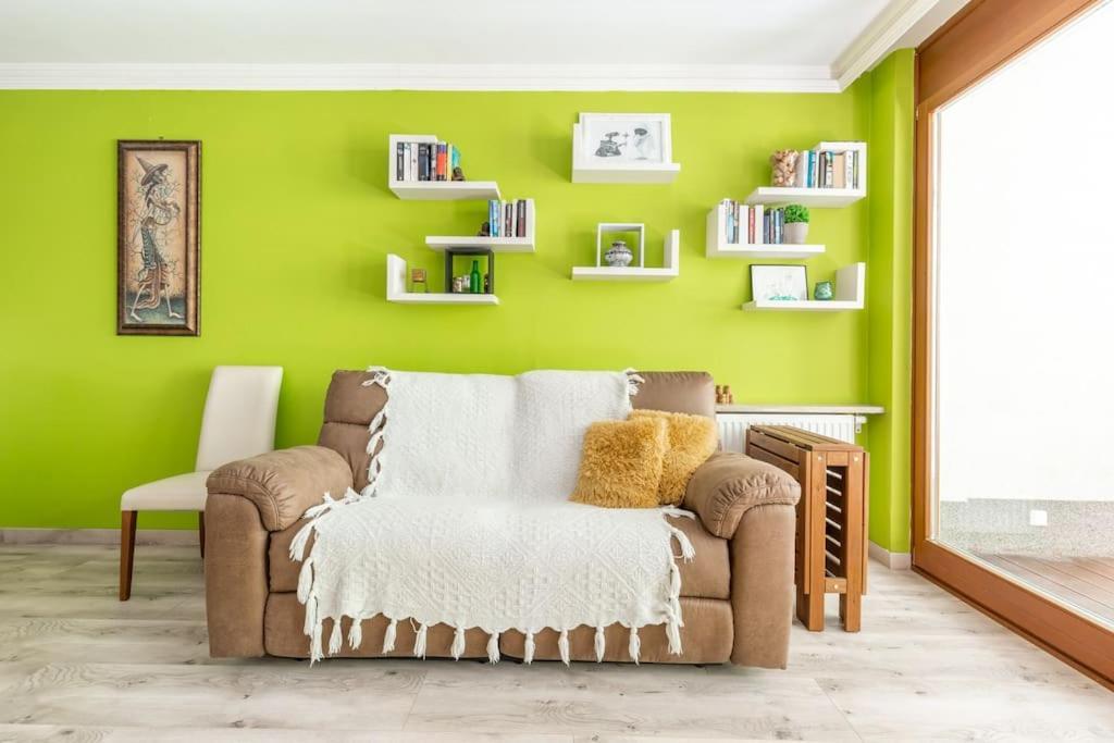 Charming With Quiet Garden In Downtown