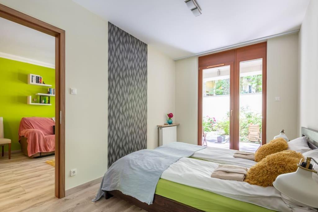 Charming With Quiet Garden In Downtown Apartamento