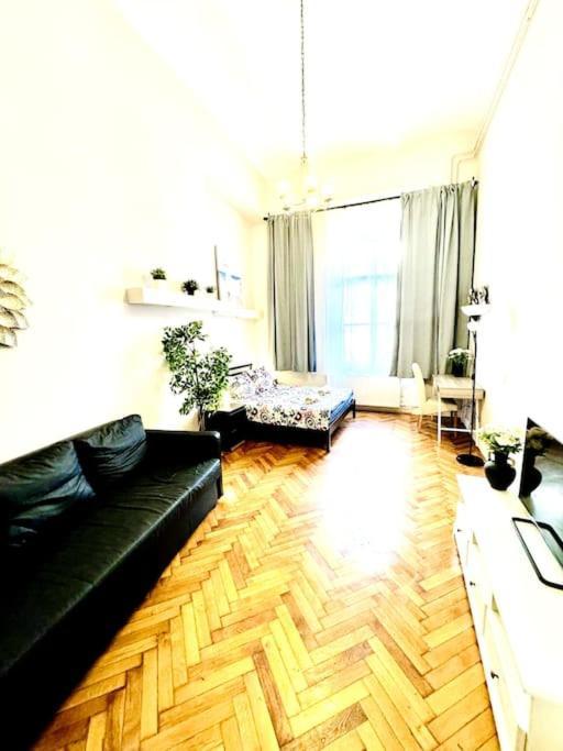 L4 Centre Stylish Flat