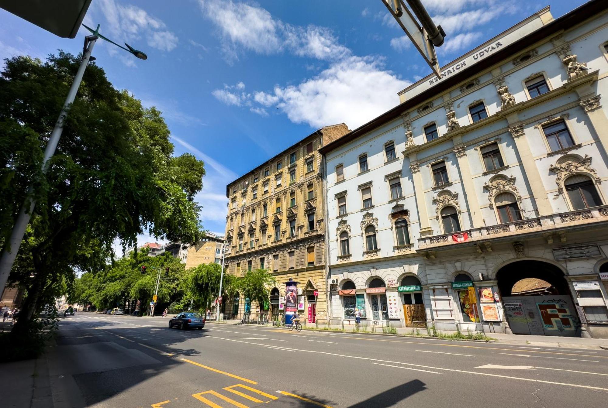 Vintage 2 Bedroom Apartment, Kai *