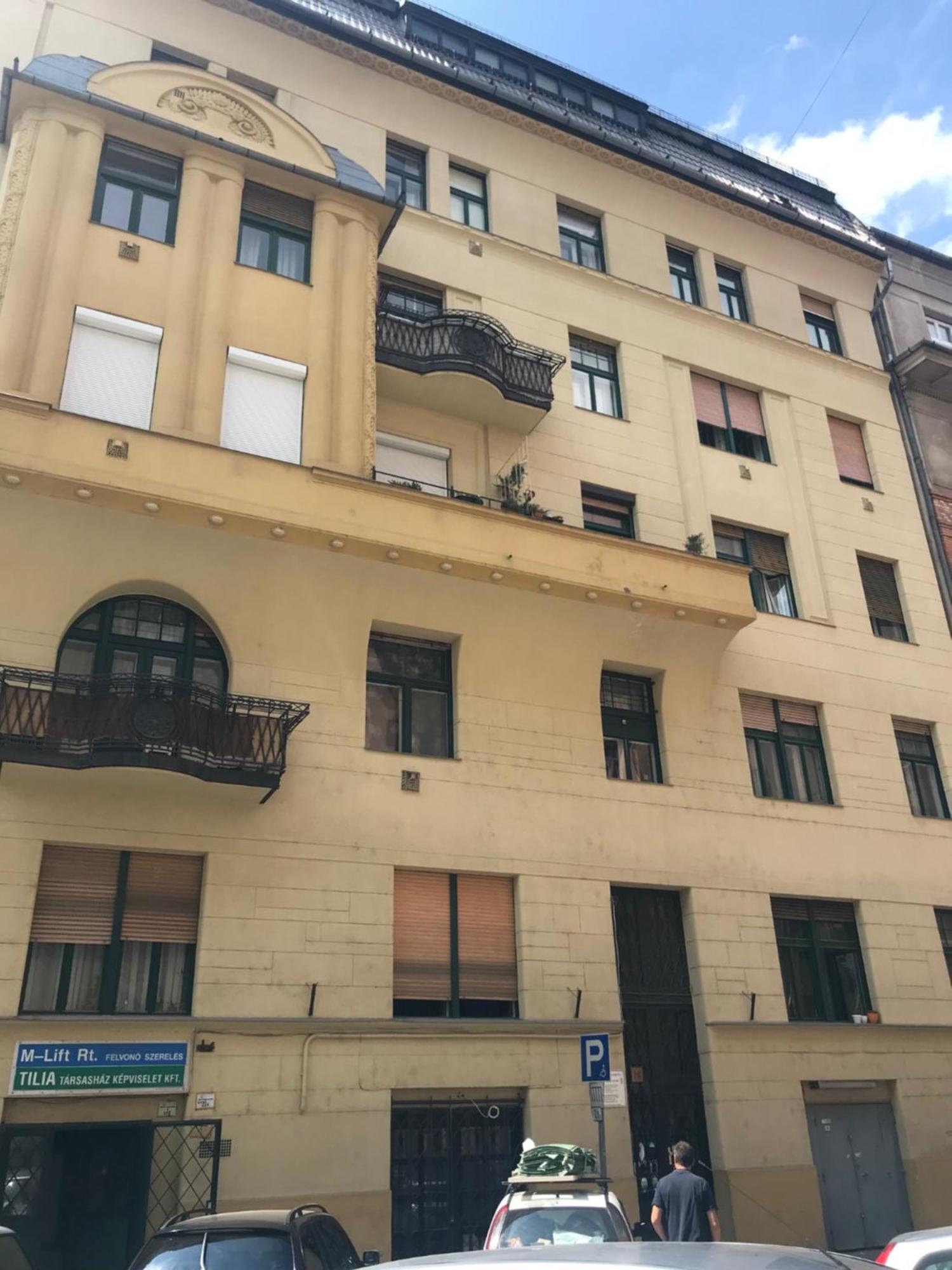 Apartment Szazadfordulos Elegans Lakas Erkellyel *