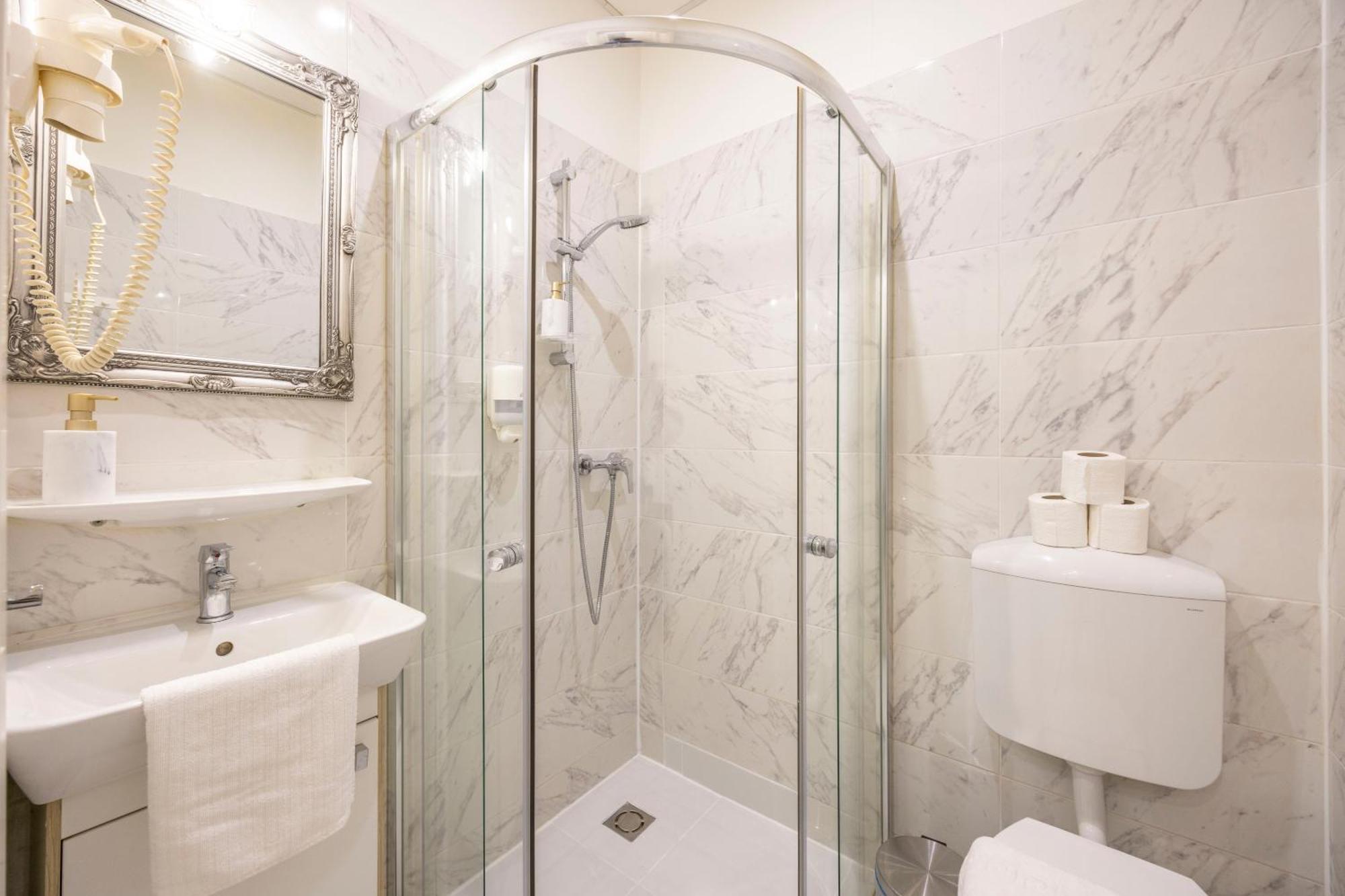 Exclusive Private In The Center Of Bp W 4bedrms, 4 Bathrms * Budapest