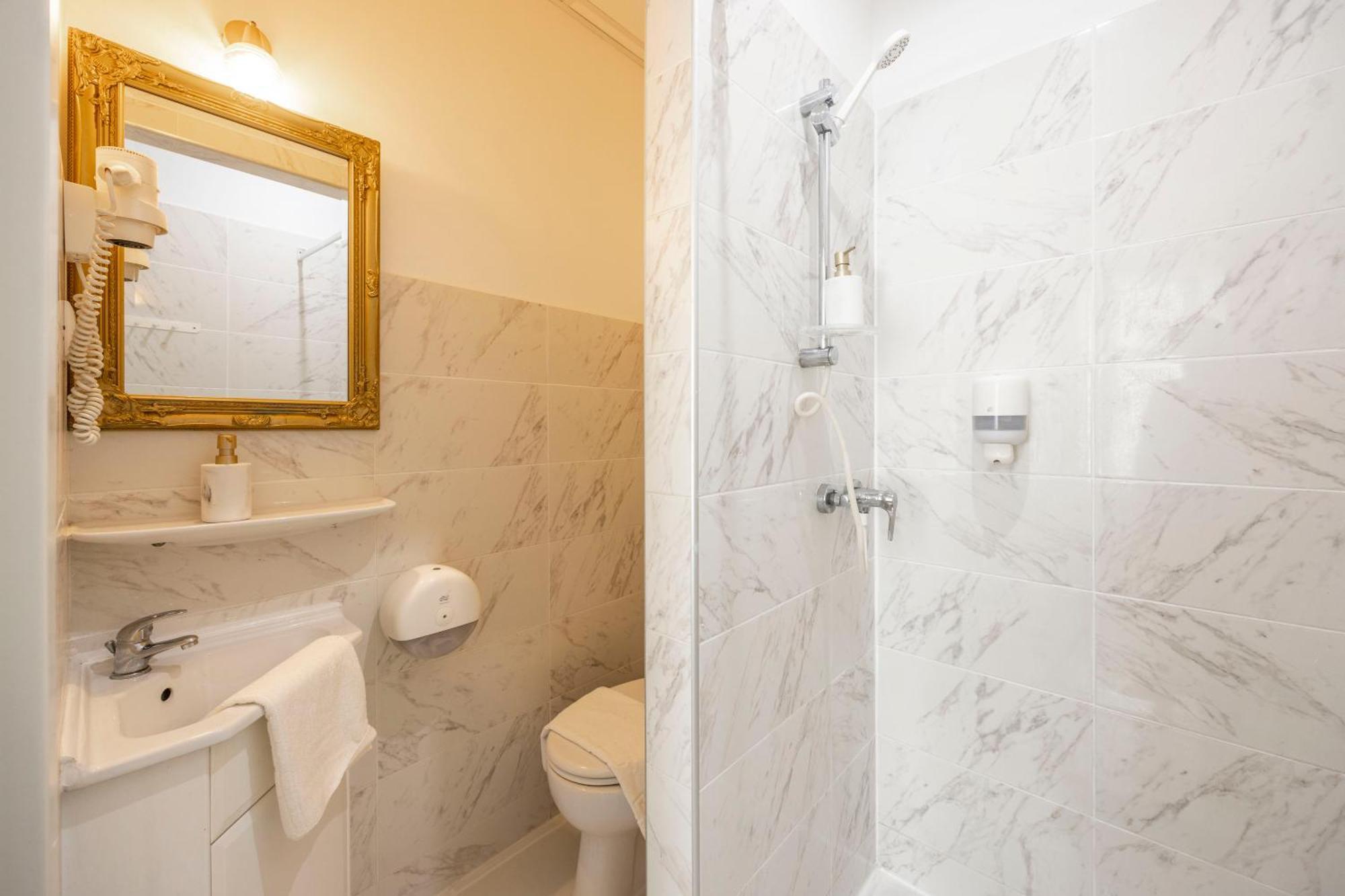 Exclusive Private In The Center Of Bp W 4bedrms, 4 Bathrms Apartment *